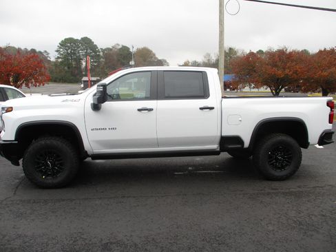 New 2026 Chevrolet Silverado 2500 ZR2 image 7