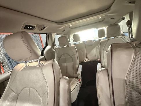 Used 2020 Chrysler Pacifica Limited image 10