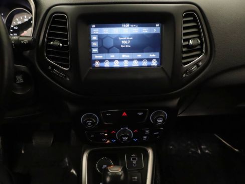 Used 2020 Jeep Compass Latitude w/ Cold Weather Group AWD/4WD image 10