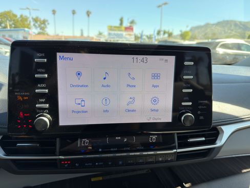 Used 2023 Toyota Sienna Limited image 32