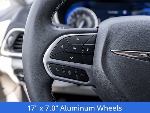 Used 2024 Chrysler Pacifica Touring-L FWD image 24