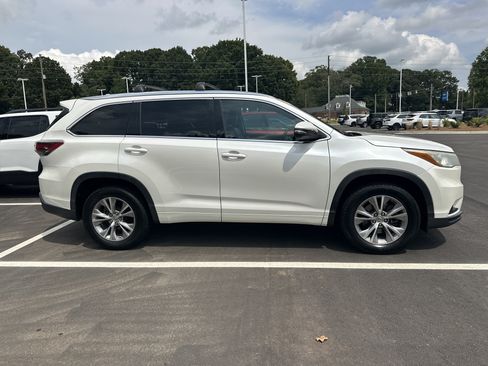 Used 2015 Toyota Highlander XLE FWD image 9
