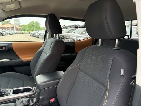 Used 2018 Toyota Tacoma SR5 AWD/4WD image 9