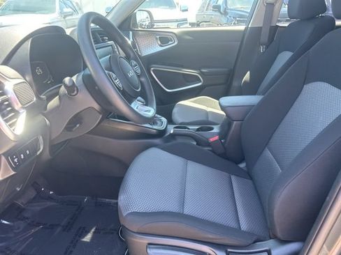 Used 2025 Kia Soul LX w/ LX Technology Package FWD image 15