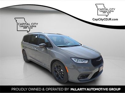 New 2025 Chrysler Pacifica Limited w/ Uconnect Theater Family Group