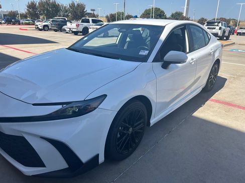 Used 2025 Toyota Camry SE w/ Convenience Package AWD/4WD image 27