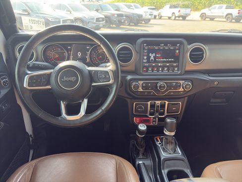 Used 2020 Jeep Gladiator Rubicon w/ Dual Top Group AWD/4WD image 18