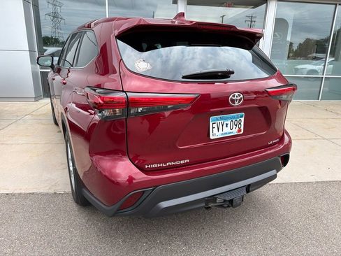 Used 2020 Toyota Highlander LE AWD/4WD image 24