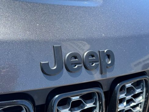 Used 2018 Jeep Grand Cherokee Altitude AWD/4WD image 15