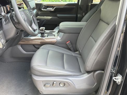 Used 2026 Chevrolet Silverado 1500 LT Trail Boss w/ LT Trail Boss Premium Package AWD/4WD image 9