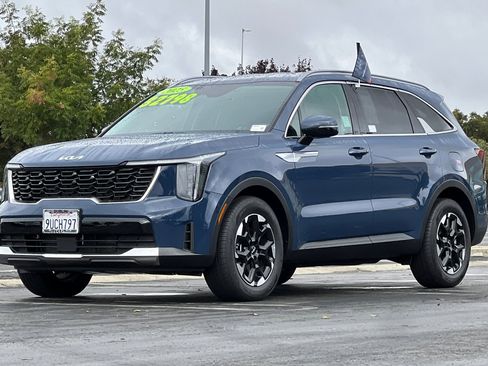 Certified 2025 Kia Sorento S image 9
