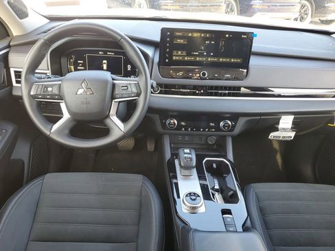 Used 2025 Mitsubishi Outlander SE image 8