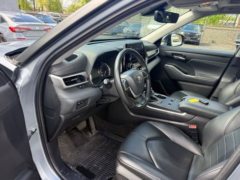 Used 2023 Toyota Highlander FWD image 4