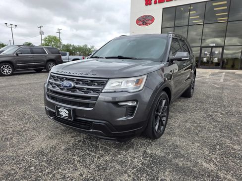 Used 2018 Ford Explorer XLT w/ Equipment Group 202A FWD image 3