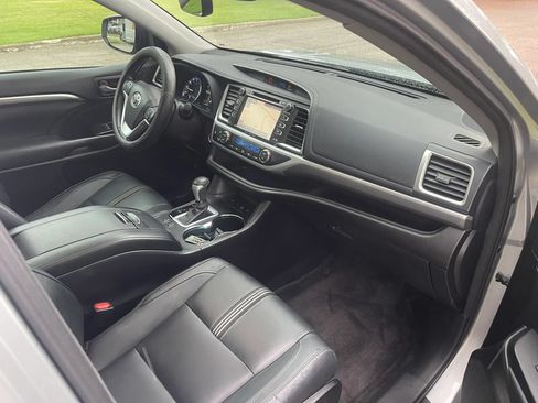 Used 2017 Toyota Highlander SE w/ Carpet Mat Package AWD/4WD image 14
