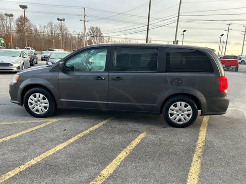 Used 2019 Dodge Grand Caravan SE w/ UConnect Hands-Free Group image 4