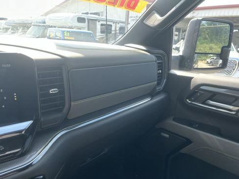 Used 2024 Chevrolet Silverado 2500 ZR2 w/ Technology Package image 35