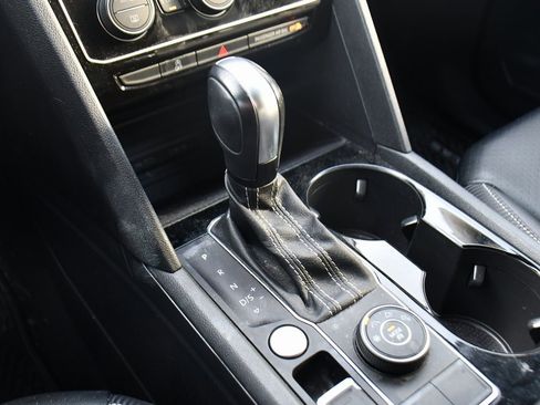 Used 2022 Volkswagen Atlas Cross Sport SE image 32