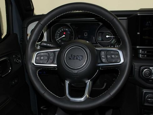 Used 2025 Jeep Wrangler Unlimited Sahara AWD/4WD image 18
