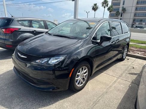 Used 2022 Chrysler Voyager LX FWD image 3