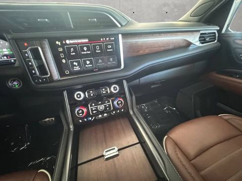 Used 2024 GMC Yukon XL Denali Ultimate AWD/4WD image 3