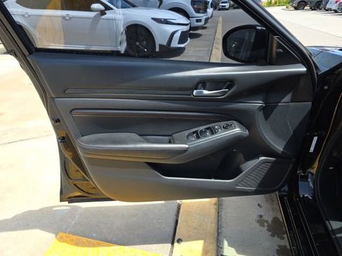 Used 2022 Nissan Altima 2.5 SR w/ Midnight Edition Package FWD image 11