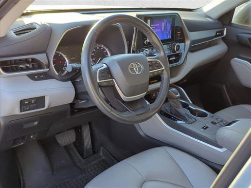 Certified 2023 Toyota Highlander XLE image 11