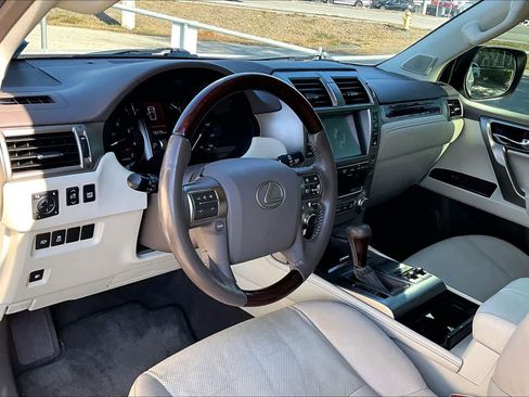 Used 2018 Lexus GX 460 Premium w/ Premium Package image 18