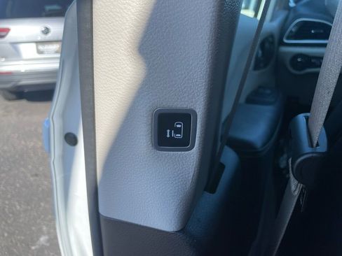 Used 2024 Chrysler Pacifica Select image 58