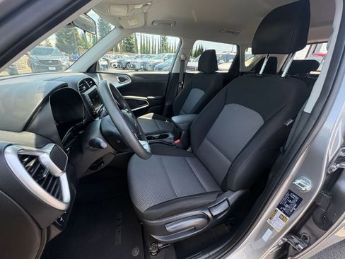 Used 2025 Kia Soul LX w/ LX Technology Package FWD image 34