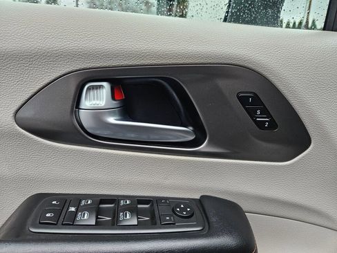 Used 2020 Chrysler Pacifica Touring-L Plus image 18