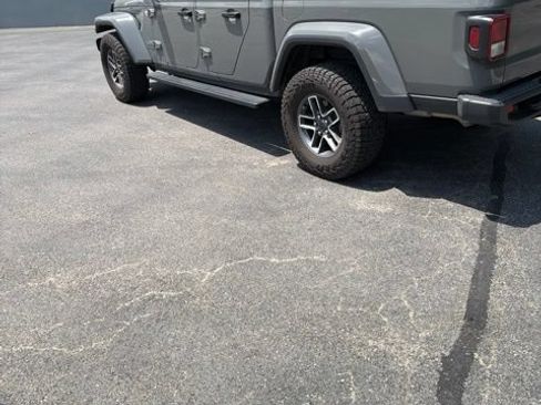Used 2023 Jeep Gladiator Overland AWD/4WD image 3