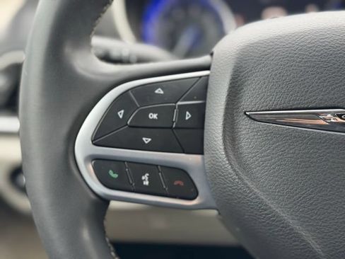 Used 2022 Chrysler Pacifica Touring-L FWD image 23