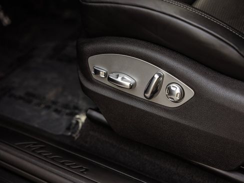 Certified 2025 Porsche Macan image 16