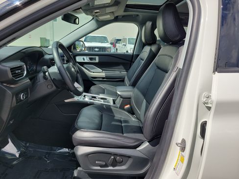 Used 2023 Ford Explorer Limited w/ Limited Technology Package RWD image 11