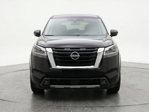 Used 2025 Nissan Pathfinder SV FWD image 2