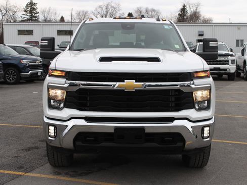 Used 2024 Chevrolet Silverado 2500 LT w/ Convenience Package image 2