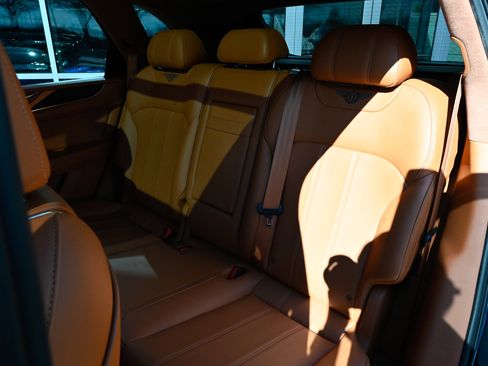 Used 2019 Bentley Bentayga AWD/4WD image 36