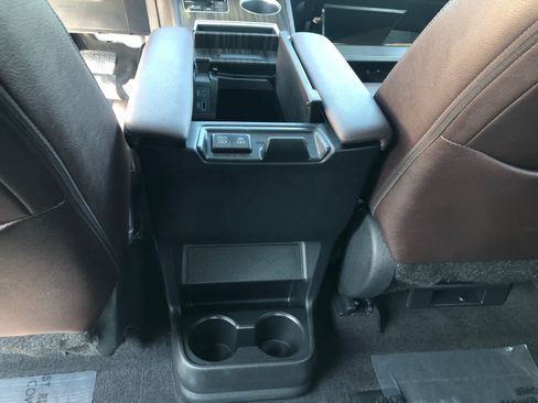 Used 2024 Toyota Sienna Platinum FWD image 22