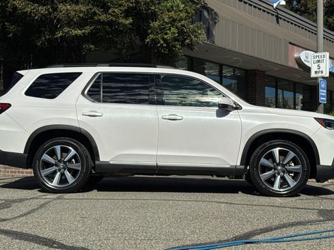 Used 2023 Honda Pilot Elite image 3