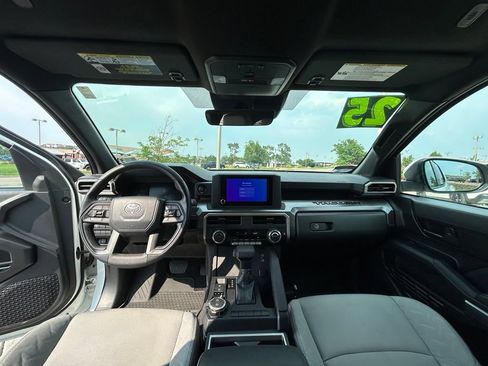 Used 2025 Toyota Tacoma SR5 AWD/4WD image 10