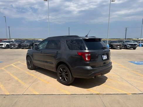 Used 2018 Ford Explorer XLT w/ Equipment Group 202A AWD/4WD image 5