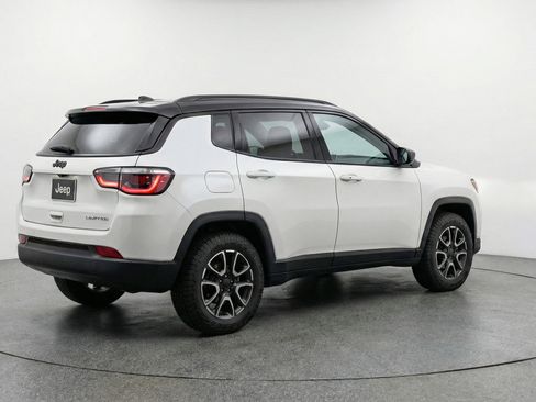 Used 2025 Jeep Compass Trailhawk AWD/4WD image 9