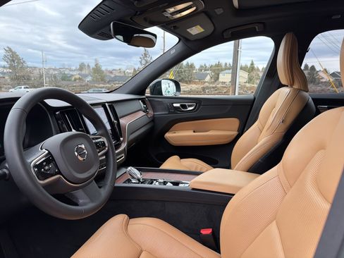 Used 2023 Volvo XC60 T8 Ultimate w/ Climate Package image 10