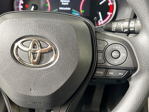 Used 2025 Toyota RAV4 XLE FWD image 20