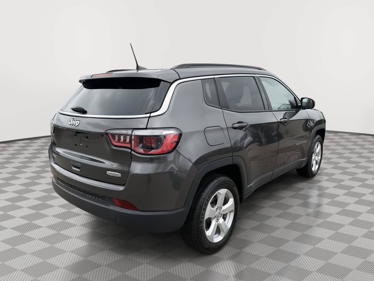 Used 2019 Jeep Compass Latitude w/ Cold Weather Group AWD/4WD image 9