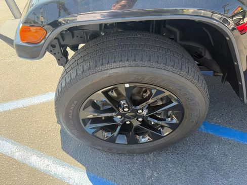 Used 2023 Jeep Gladiator Overland AWD/4WD image 6