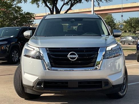 Used 2025 Nissan Pathfinder SV FWD image 2