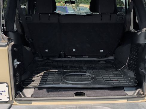 Used 2017 Jeep Wrangler Unlimited Rubicon w/ Connectivity Group AWD/4WD image 12
