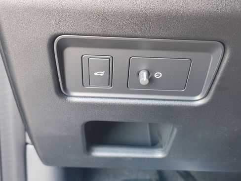 New 2025 Land Rover Discovery S image 21